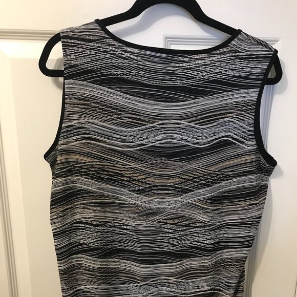 Kasper - No sleeve top - Picture 3 of 7